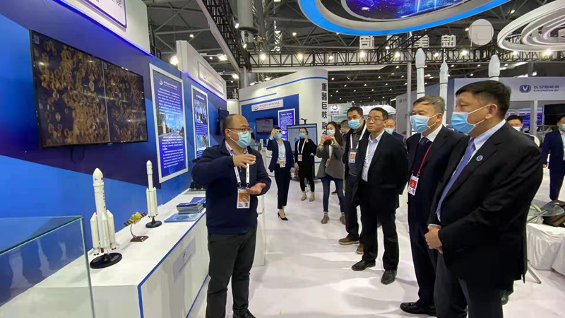 1637632673552330.jpg 制造业大会桂翔介绍产品_副本.jpg