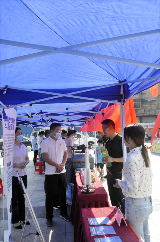 1663657791549911.jpg 南陵县县长参观展台_副本.jpg